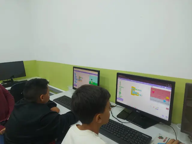 Jovem criando um projeto no Scratch